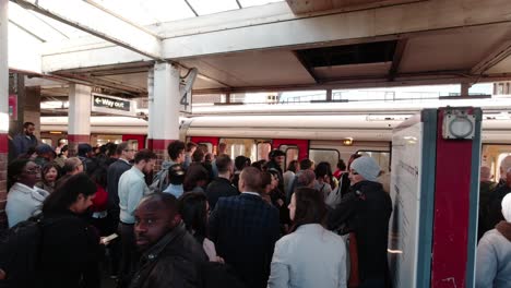 Viajeros-Que-Esperan-En-La-Estación-Harrow-on-the-Hill-Durante-Los-Retrasos-En-Los-Trenes-De-La-Línea-Metropolitana