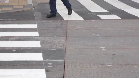 Zoomen-Auf-Die-Füße-Und-Beine-Von-Menschen-Mit-Blick-Auf-Die-Straßenkreuzung,-Wo-Viele-Menschen-Die-Straße-In-Der-Großstadtmitte-Von-Tokio,-Japan,-Am-Tag-überqueren-–-Kurzes-4K-UHD-Videomaterial