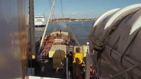 Zeitraffer-Der-Ausfahrt-Aus-Dem-Hafen-Für-Einen-Tagesausflug-Auf-See