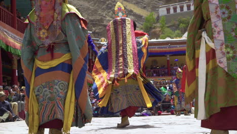 Monjes-Enmascarados-Bailando-En-El-Festival-Hemis-En-El-Monasterio