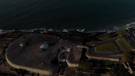 Vista-Aérea-Inclinada-Sobre-El-Histórico-Fuerte-Militar-Y-El-Museo-De-Copacabana-En-Río-De-Janeiro-Con-Las-Cúpulas-Canónicas-En-La-Parte-Superior-Al-Amanecer