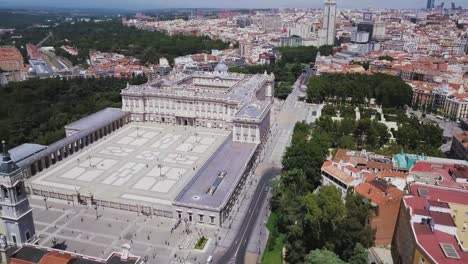 über-Der-Kathedrale-Des-Königspalastes-Aufsteigen-Und-Die-Umliegende-Landschaft-Betrachten