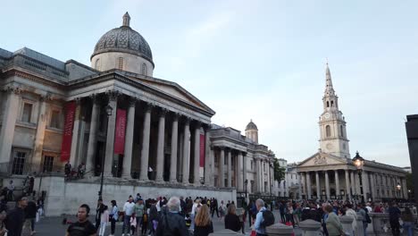 The-National-Gallery-and-St-Martin-in-the-Fields,-near-Trafalgar-Square,-Central-London,-England,-Great-Britain