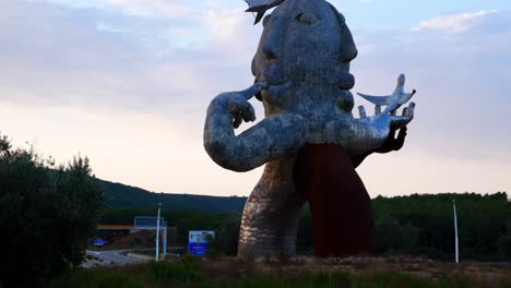 Schwenk-Up-Aufnahme-Der-Skulptur-Von-Juan-Ripollés-Am-Eingang-Des-Flughafens-Castellon,-Spanien