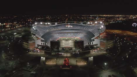 Toma-Aérea-Del-Campo-Empoderamiento-De-Denver-En-El-Estadio-Mile-High-Iluminado-Por-La-Noche-Después-Del-Partido-Contra-Los-Pittsburgh-Steelers