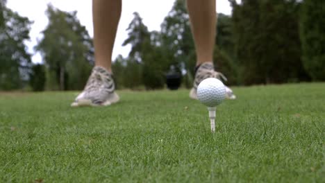 Un-Hombre-Jugando-Al-Golf-Con-Un-Conductor