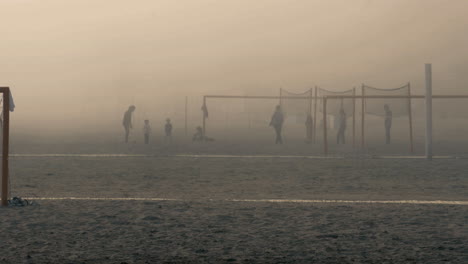 Dichter-Meeresnebel-Bedeckt-Bei-Sonnenuntergang-Ein-Fußballfeld-Am-Strand