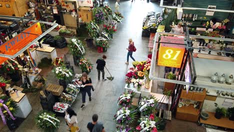 Preparándose-Para-Cerrar-El-Mercado,-Barriendo-El-Piso-En-El-Mercado-De-Flores,-Toma-Aérea-Estática