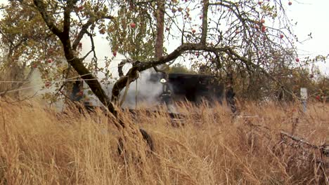 Los-Bomberos-Dirigen-El-Chorro-De-Agua-Sobre-La-Casa-En-Llamas