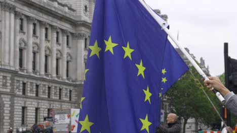 Lächelnder-Remainer-Schwenkt-Die-EU-Flagge-Vor-Dem-Britischen-Parlament