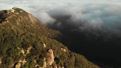 Una-Toma-Aérea-Del-Cañón-Topanga-En-Malibú,-California,-Pasando-Por-La-Densa-Ladera-Temprano-En-La-Mañana-Cuando-Sale-El-Sol.