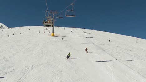 Blick-Auf-Einen-Skifahrer-Auf-Einer-Skipiste