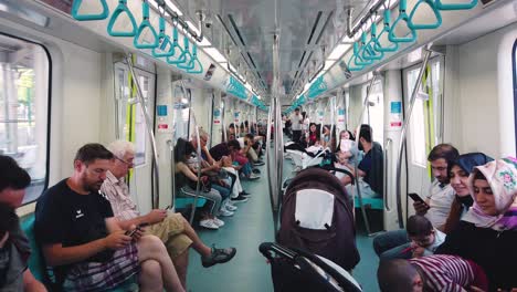 Personas-No-Identificadas-Viajan-En-El-Metro-De-Marmaray-Al-Lado-Europeo-En-Estambul,-Turquía