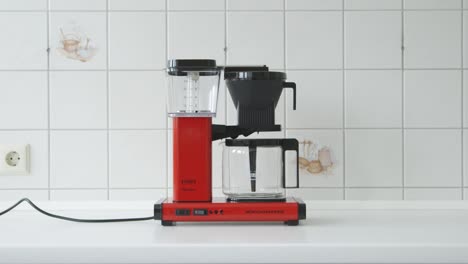 Weite-Aufnahme-Einer-Roten-Vintage-Kaffeemaschine