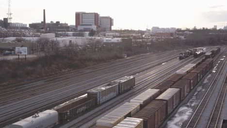 Luftbild-Von-Güterzügen-In-Einem-Güterbahnhof-Im-Standby-Modus,-Ca.-März-2019