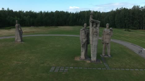 Toma-Lateral-Aérea-De-Las-Estatuas-Del-Monumento-Conmemorativo-De-Salaspils,-Letonia