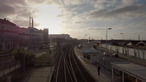 Ferrocarril-Desde-Arriba-Al-Amanecer-En-Un-Hermoso-Día-Nublado