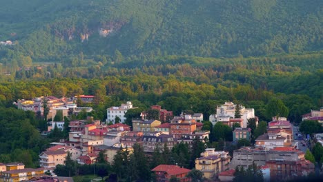 Vista-Aérea-De-La-Casa-En-La-Montaña.Italia