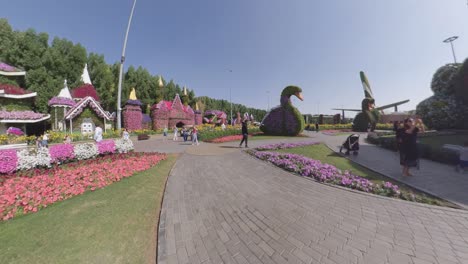 Oso-De-Peluche-Gigante-En-El-Jardín-Milagroso