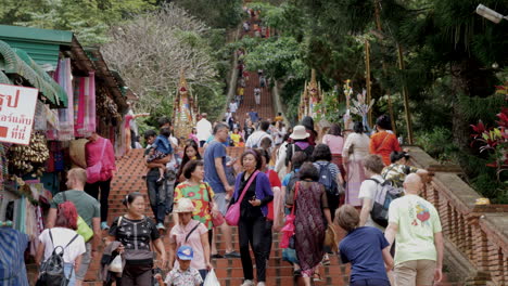 Los-Turistas-Bajan-Por-Las-Escaleras-De-Wat-Phra-That-Doi-Suthep,-Chiang-Mai,-Tailandia