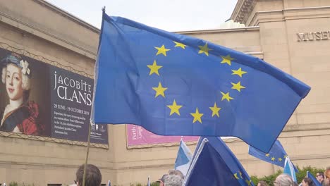 Menschen-Hissen-Bei-Einer-Kundgebung-Die-EU-Flagge