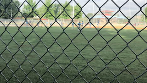 Niños-Jugando-Béisbol-En-El-Parque-En-Uniforme