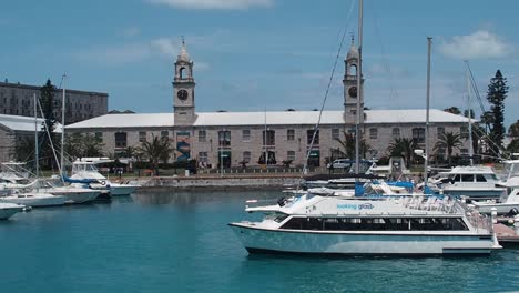 Bermuda-Fähre,-Die-Von-Hamilton-City-Zur-Royal-Naval-Dockyard-Fährt