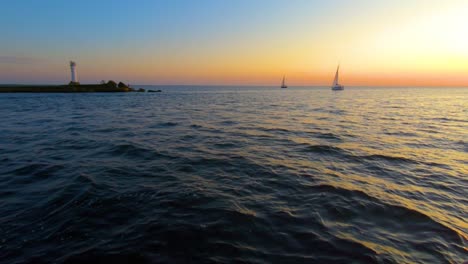 Segelboot-Segelt-Im-Meer,-Um-Den-Sonnenuntergang-Zu-Beobachten