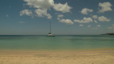 Crucero-En-Catamarán-Con-Nubes-Y-Cielo-De-Fondo-En-Esta-Impresionante-Playa-Caribeña-En-Granada