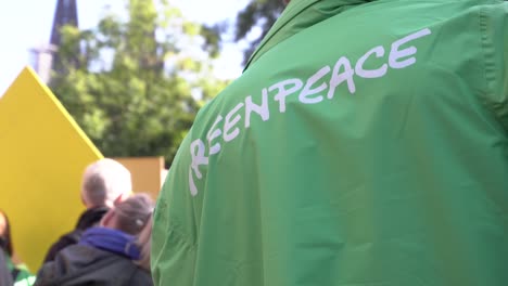 Activista-De-Greenpeace-Hace-Huelga-Para-Exigir-Más-Justicia-Climática,-Colonia