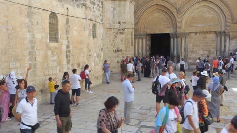 Numerosos-Turistas-Caminan-A-La-Entrada-Del-Santo-Sepulcro-En-La-Ciudad-Vieja-De-Jerusalén,-Israel.
