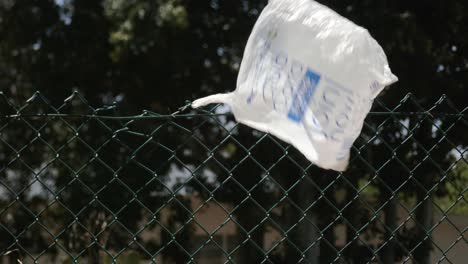 Una-Sola-Bolsa-De-Plástico-Atrapada-En-Una-Valla-Y-Ondeada-Por-El-Viento.