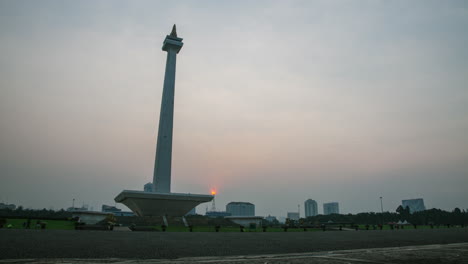 Monas---Timelapse-Del-Atardecer-Del-Monumento-Nacional-De-Yakarta