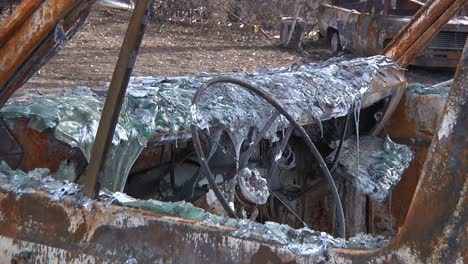 Lagerfeuer-Zerstörung-Pfanne-Von-Verbranntem-Auto-Geschmolzene-Windschutzscheibe