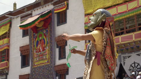 Monjes-Con-Máscaras-Coloridas-Y-Vestidos-Bailando-Frente-A-Los-Turistas-En-El-Festival-Hemis-En-El-Monasterio