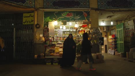 Mujeres-Iraníes-Comprando-En-Una-Tienda-Que-Vende-Especias-En-El-Bazar-Tajrish-En-Teherán,-Irán.