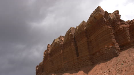 Eine-Weitwinkelaufnahme-Des-Riffs-Und-Der-Klippen-Im-Capitol-Reef-State-National-Park