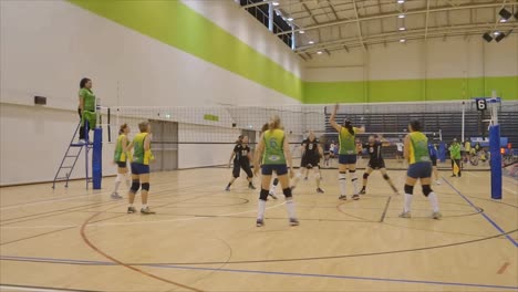 Tiro-De-Jugadoras-De-Voleibol-De-Más-De-Años-Reunidas-En-El-Juego-Maestro-Mundial-En-El-Estadio-De-Confianza-De-Waitakere