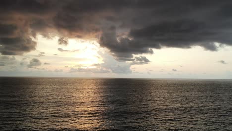 Wunderschöner-Sonnenuntergang-Mit-Sonne-Versteckt-Durch-Die-Wolken-In-Sayulita-Nayarit-In-Mexiko