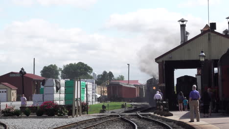 Strasburg,-Pennsylvania---August-26,-2019:-An-old-steam-train-running-on-the-tracks-in-Strasburg,-Pennsylvania-on-August-26,-2019