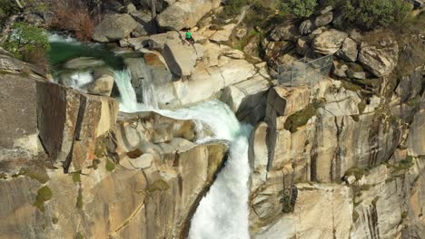 Drohnenaufnahmen-Eines-Mannes,-Der-Am-Ende-Der-Feather-Falls-In-Der-Nähe-Von-Oroville,-Kalifornien,-Im-Plumas-National-Forest-Steht