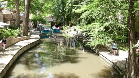 Wunderschöner-Sonniger-Tag-Mit-Booten-Und-Menschen-Auf-Dem-Riverwalk-In-San-Antonio,-Texas