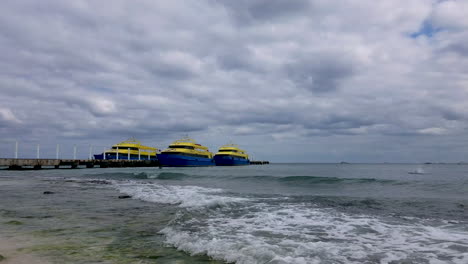 Dos-Ferrys-A-Isla-Cosumel-Están-Atracados-En-La-Costa-De-Playa-Del-Carmen.