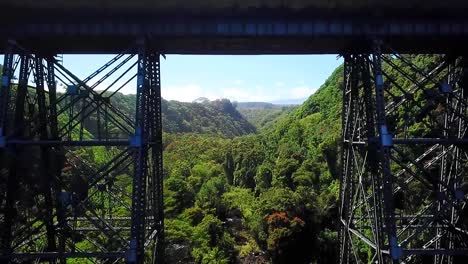 Hawaii---Fliegen-Unter-Einer-Riesigen-Brücke-Auf-Der-Großen-Insel-Hawaii