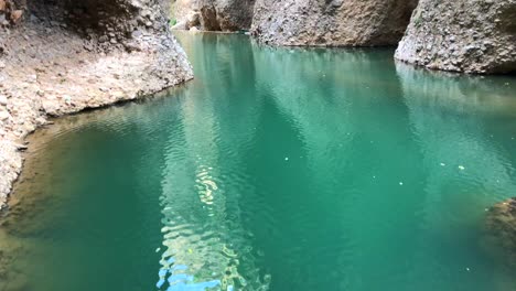 Wassermine-Mit-Großen-Klippen-Unter-Der-Burg-Del-Rey-Moro-In-Ronda,-Malaga,-Spanien