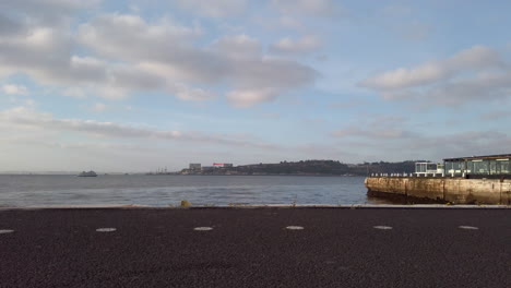 Persona-Haciendo-Ejercicio-Por-La-Mañana-Con-El-Mar-Y-Un-Barco-Al-Fondo