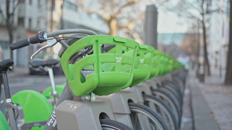 Panorámica-Lenta-Sobre-Una-Estación-De-Bicicletas-Velib-En-París,-Francia.