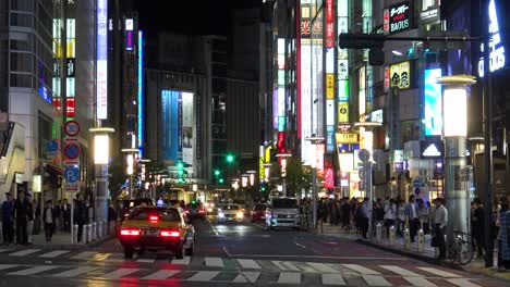 Coches-Pasando-Por-El-Famoso-Shibuya-En-Tokio-Japón