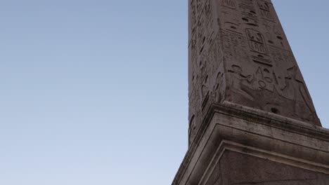 Der-ägyptische-Obelisk-Mit-Hieroglyphen,-Symbolen,-Schriften-Und-Zeichnungen