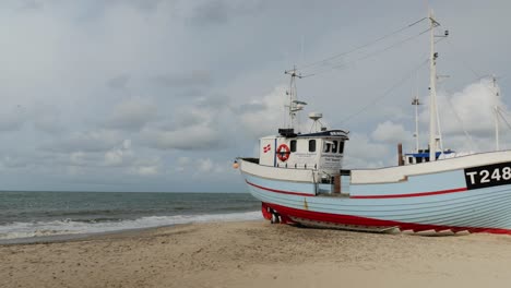 Fischerboote-Am-Strand-Im-Sommer-Mit-Bewölktem-Himmel-Und-Wellen-Im-Meer